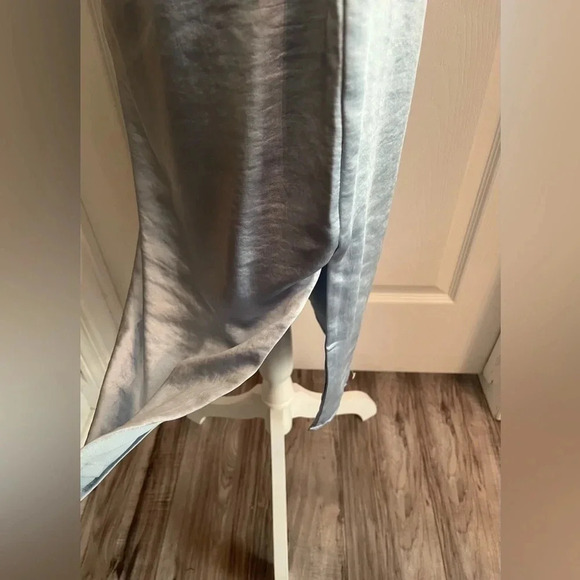 Superdown Long silky dress 👗 NWT size L in a light blue color - Picture 8 of 12